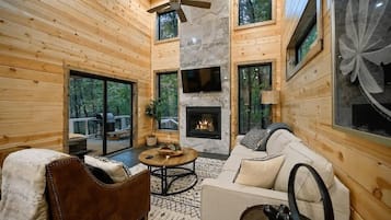 Televisión, chimenea y oficina