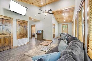 Fernseher, Kamin, Arbeitsbereiche