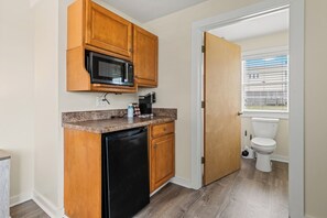 Kjøleskap, mikrobølgeovn og kaffetrakter/tekoker