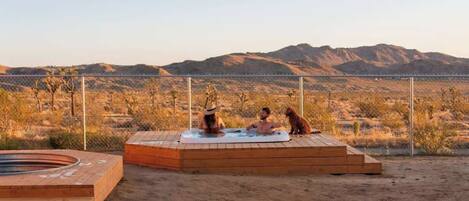 Outdoor spa tub