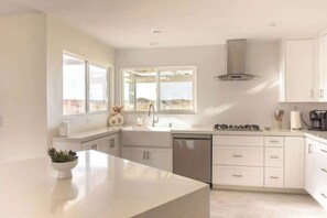 Køleskab, mikrobølgeovn, ovn, kogeplade