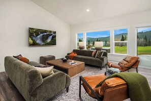 TV, offices - Luxury Ski & Golf 4BR Retreat w/EV outlet, Hot Tub (Cle Elum)
