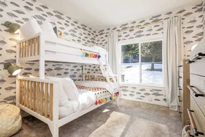 4 室のベッドルーム、デスク、アイロン / アイロン台、WiFi