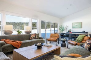 TV, offices - Luxury Ski & Golf 4BR Retreat w/ EV outlet,Hot Tub (Cle Elum)