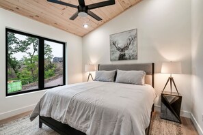 5 Schlafzimmer, Schreibtisch, Bügeleisen/Bügelbrett, WLAN