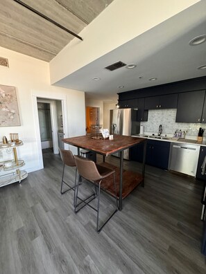 Fridge, microwave, oven, stovetop - Chic downtown condo. Walk to everything! (Charleston)