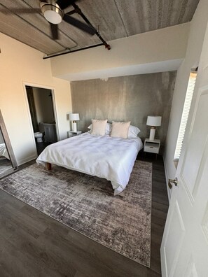 2 chambres, bureau, fer et planche à repasser, lit parapluie