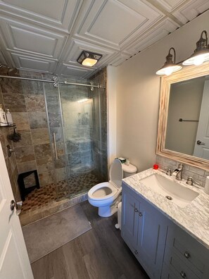 Douche, articles de toilette écologiques, sèche-cheveux