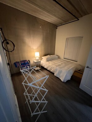 2 chambres, bureau, fer et planche à repasser, lit parapluie