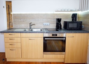 Mikrovågsugn, ugn, spishäll och kaffe- och tebryggare