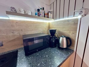 Microondas, horno, parrilla de estufa y cafetera y tetera 