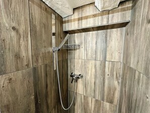 Douche, sèche-cheveux, serviettes fournies, papier toilette