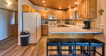Anni's Cottage, Located seconds away from Mullet Lake with free Wi-Fi