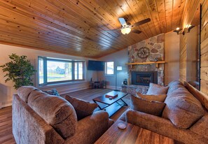 Smart TV, fireplace