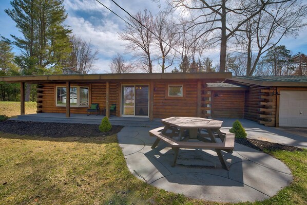 A modern log cabin with a covered patio, a picnic table, and a garage. - Anni's Cottage, Free Wi-Fi and Air Conditioning (Indian River)