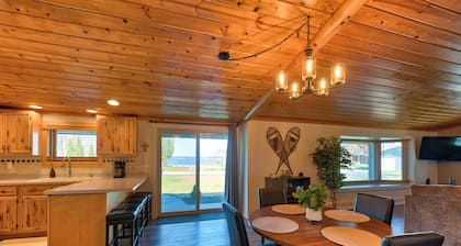 Anni's Cottage, Located seconds away from Mullet Lake with free Wi-Fi