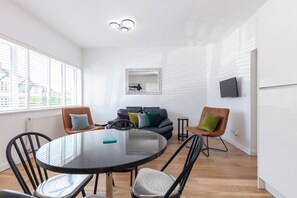 Dining - Luxury Garden Apt, Two Bed 2 En Suite with Parking (Headington)