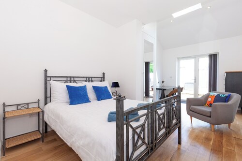 Luxury Garden Apt, Two Bed 2 En Suite with Parking