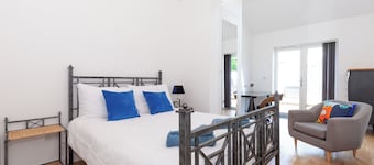 Luxury Garden Apt, Two Bed 2 En Suite with Parking