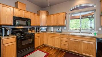 雪櫃、微波爐、焗爐、爐具