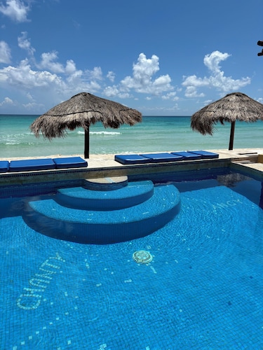 Beachfront 3 Bdrs.with Private Pool, sleeps 7- chef, kayaks, Wi-Fi, housekeeping