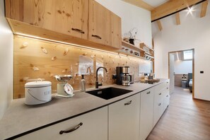 Fridge, oven, stovetop, dishwasher