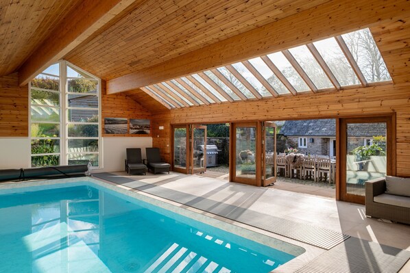 حمّام سباحة مُدفَّأ