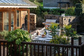 تناول الطعام بالخارج