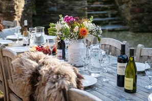 Outdoor dining - Langston House -  a house that sleeps 14 guests  in 7 bedrooms (Kingsbridge)