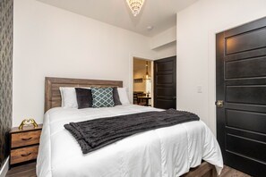 4 bedrooms, desk, iron/ironing board, free WiFi - UPDATES COMING SOON! Broadway Breeze Escape: Modern 4-Bedroom Home in Germantown (Nashville)