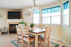 Dining - Spacious 3-Bedroom Ocean Block Townhome – Steps from the Sand! (Ocean City)