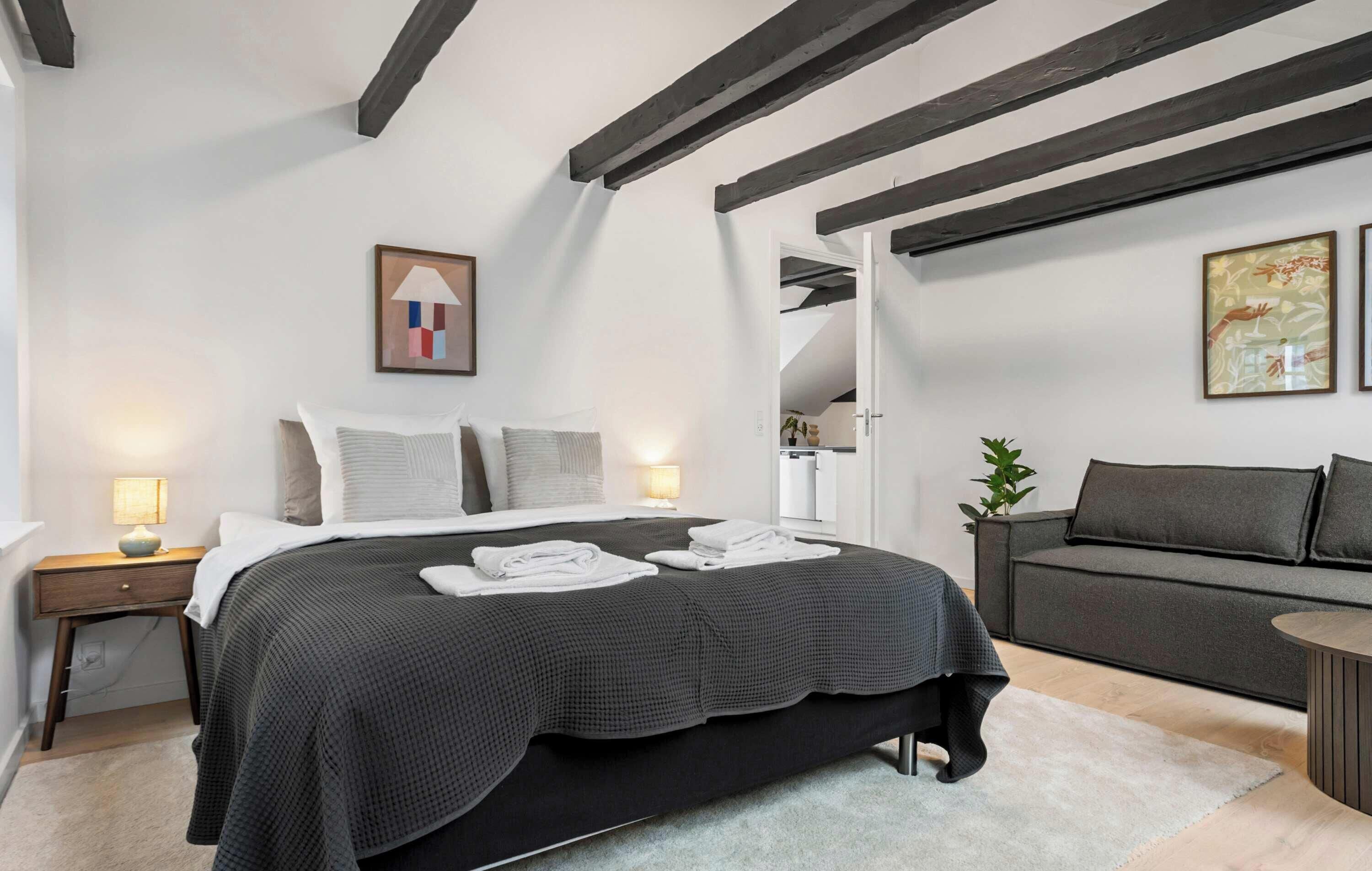 2 間睡房、書桌、隔音、熨斗/熨衫板