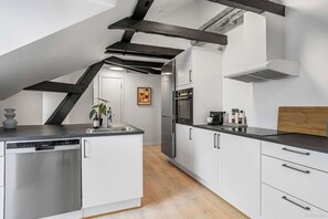 Fridge, oven, stovetop, dishwasher