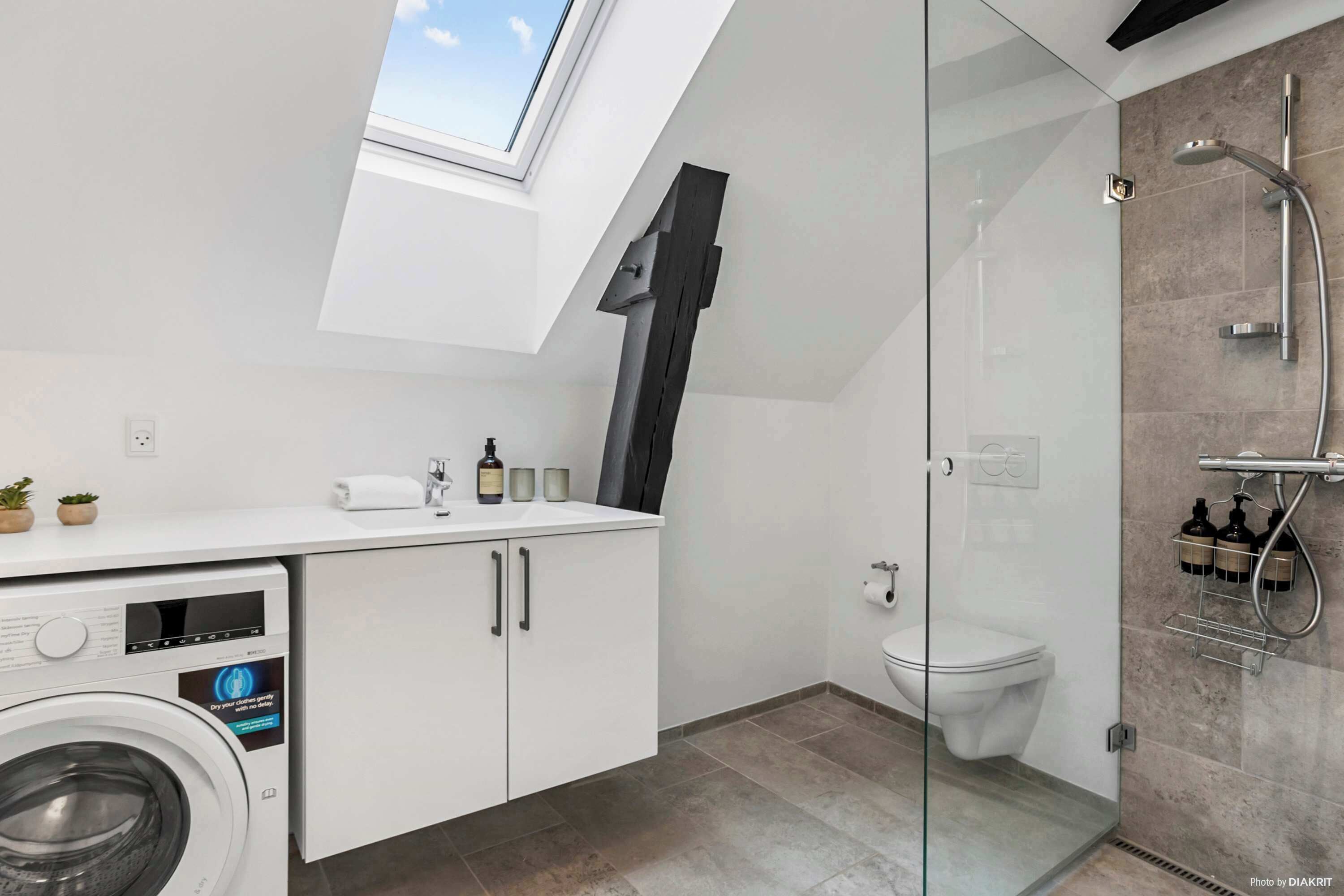 Shower, free toiletries, hair dryer, towels