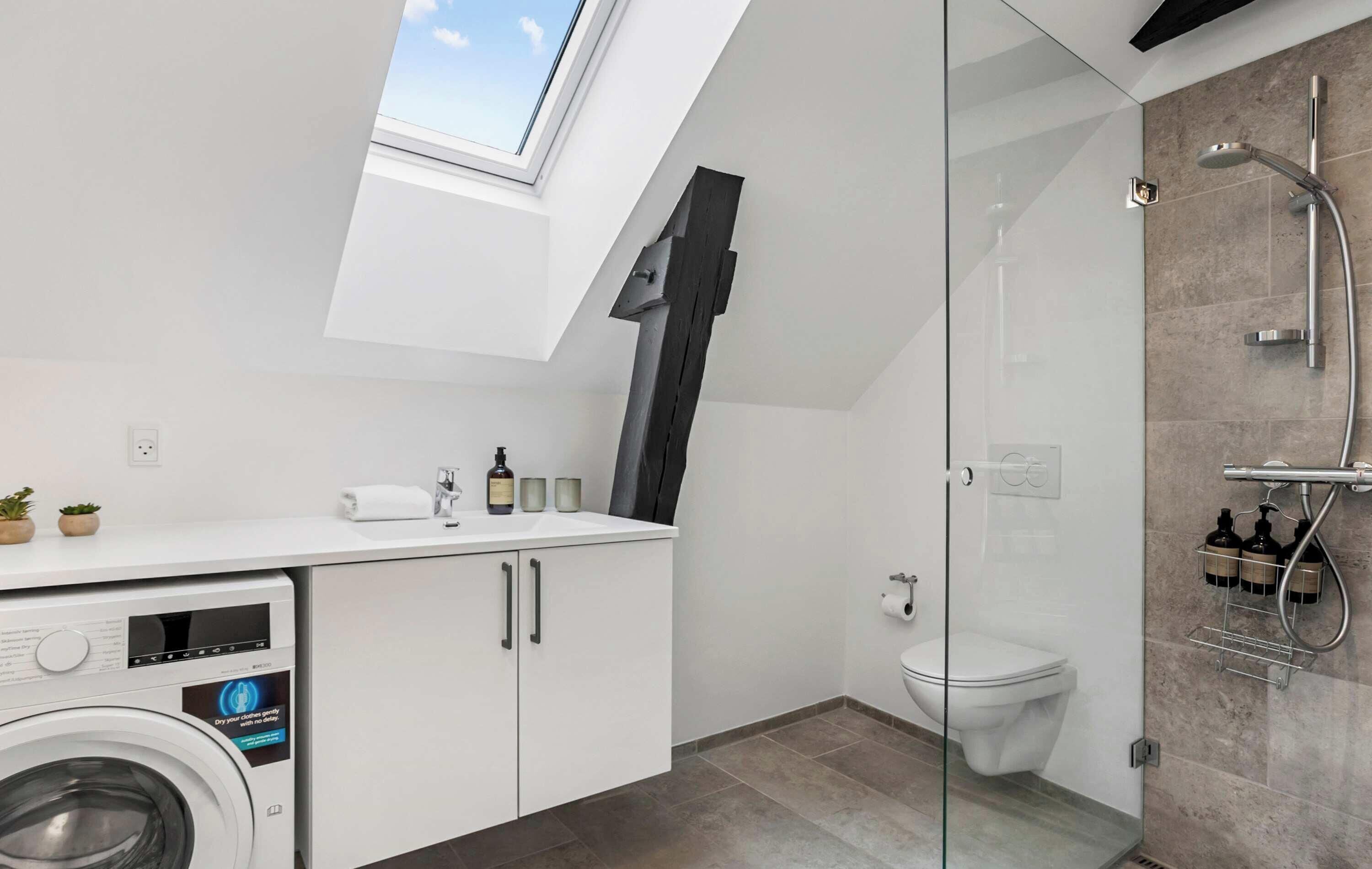 Dusche, kostenlose Toilettenartikel, Haartrockner, Handtücher