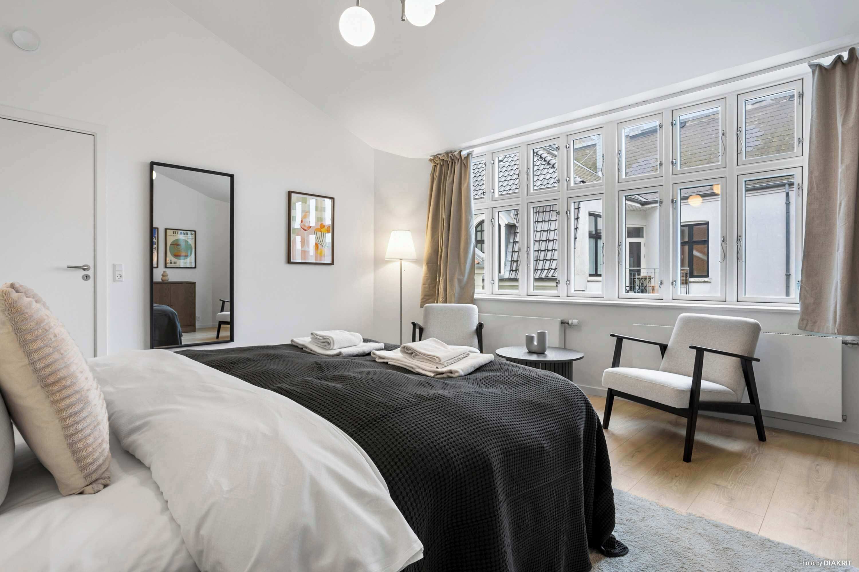 2 多间卧室、办公桌、隔音、熨斗/熨衣板