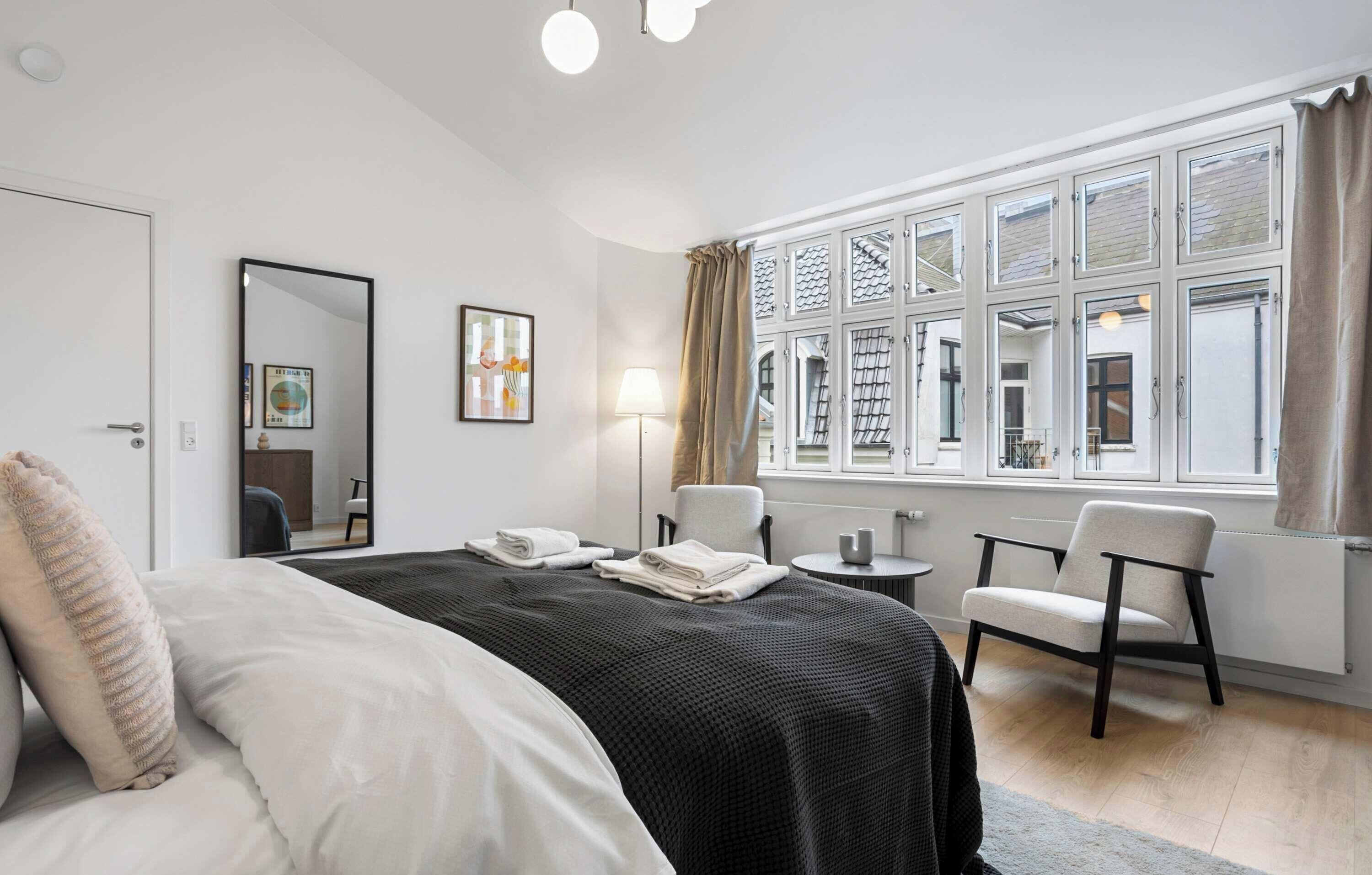 2 Schlafzimmer, Schreibtisch, schallisolierte Zimmer
