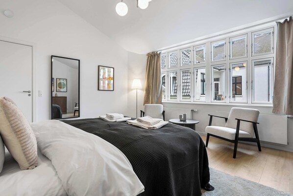 2 bedrooms, desk, soundproofing, iron/ironing board