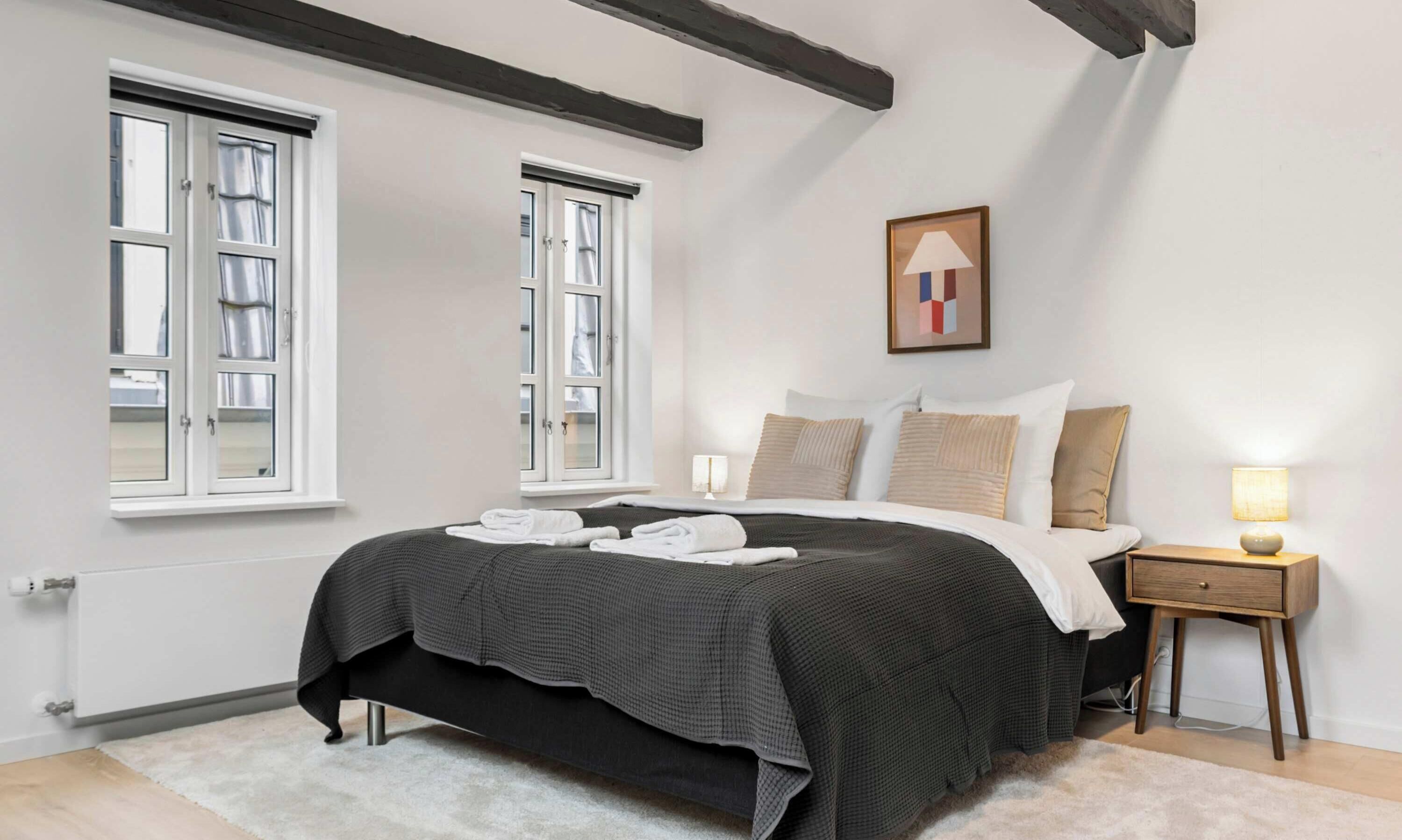 2 makuuhuonetta, työpöytä, äänieristys, silitysrauta/-lauta