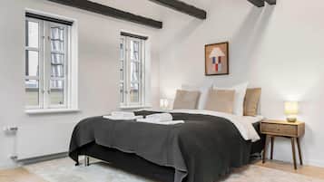 2 makuuhuonetta, työpöytä, äänieristys, silitysrauta/-lauta