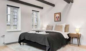 2 soveværelser, skrivebord, lydisolering, strygejern/strygebræt