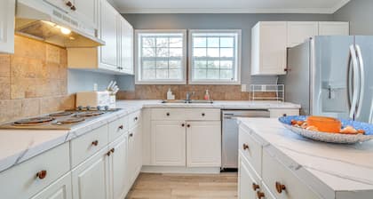 8 Mi to Jordan Lake: Spacious New Hill Home