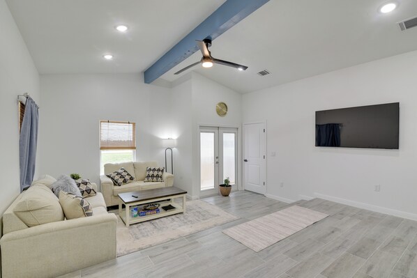 Apartment (2 Bedrooms) | Living area