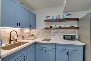 Apartment (2 Bedrooms) | Interior - 3 Mi to Bolivar Beach: Quiet Condo w/ Balcony (Port Bolivar)