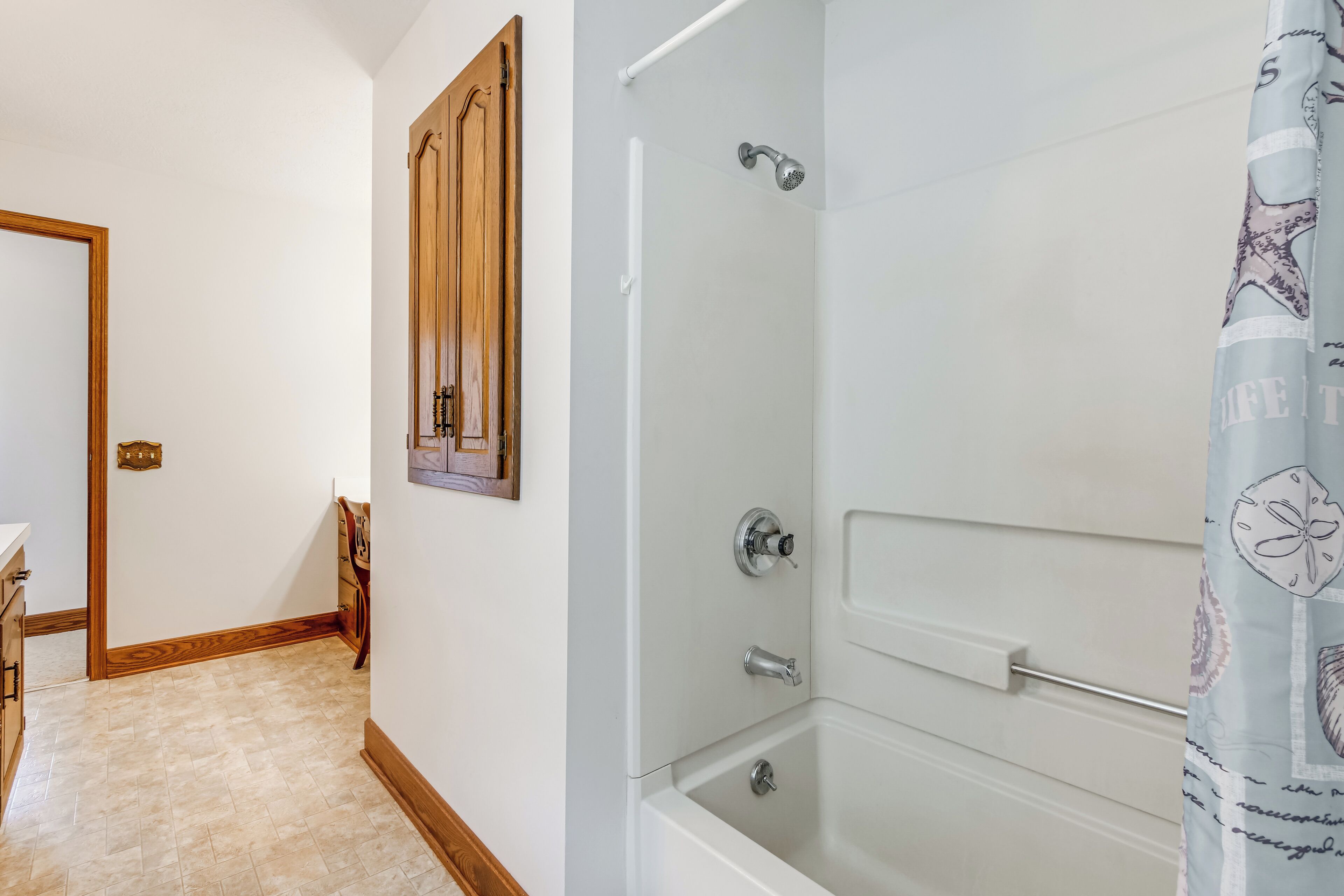 Un baño con ducha, bañera y retrete.