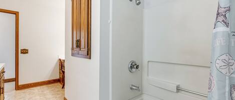 Un baño con ducha, bañera y retrete.