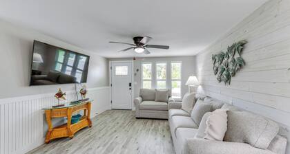 2 Blocks to Beach: Tropical Retreat in Anna Maria