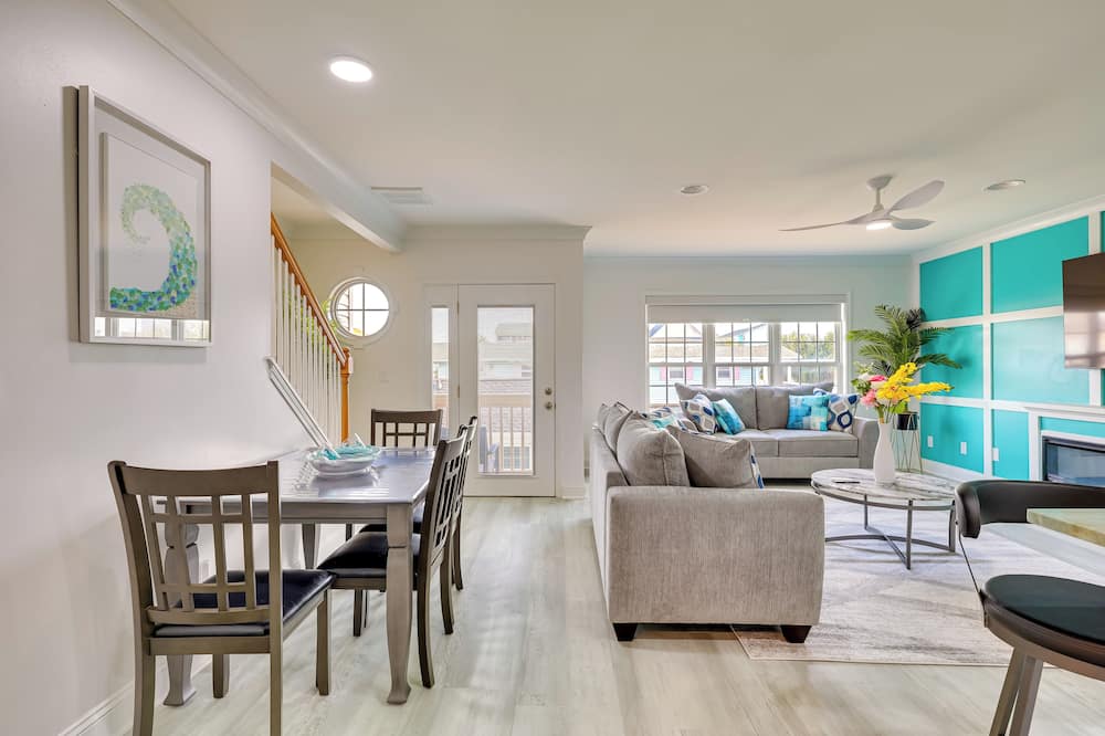 Walk to Ocean: Carolina Beach Condo w/ 2 Balconies - Federal Point, NC