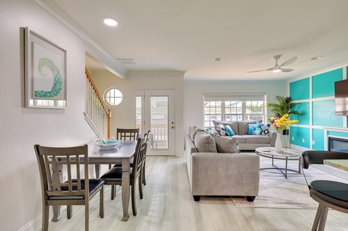 Walk to Ocean: Carolina Beach Condo w/ 2 Balconies