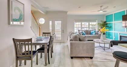 Walk to Ocean: Carolina Beach Condo w/ 2 Balconies